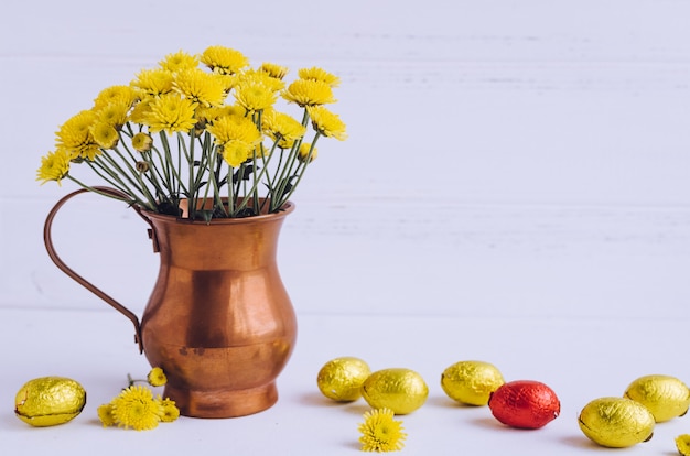 Composizione di Pasqua con uova e fiori di cioccolato