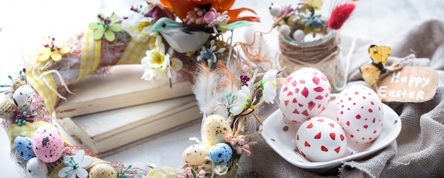 Composizione di Pasqua con uova, libri e fiori