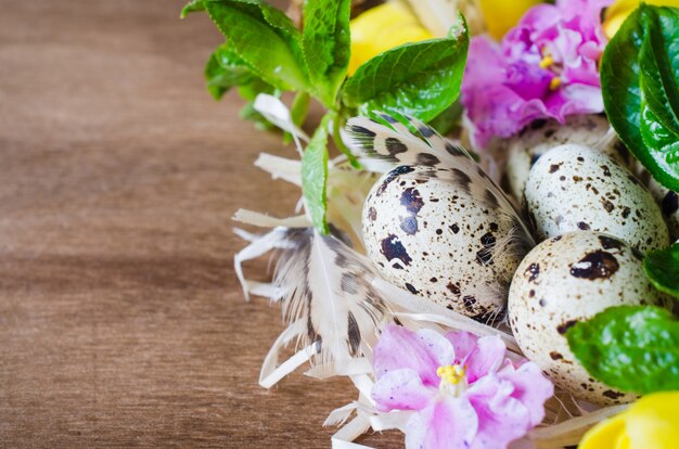 Composizione di Pasqua di uova e fiori primaverili.