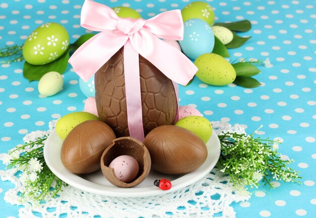 Composizione di Pasqua e uova di cioccolato su sfondo tessuto blu