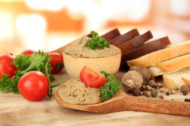 Composizione di patè di pomodori freschi e pane su sfondo luminoso