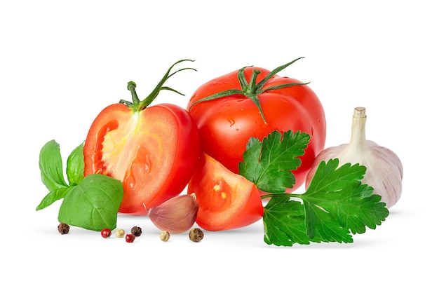 Composizione di pomodori con ingredienti isolati su sfondo bianco con tracciato di ritaglio