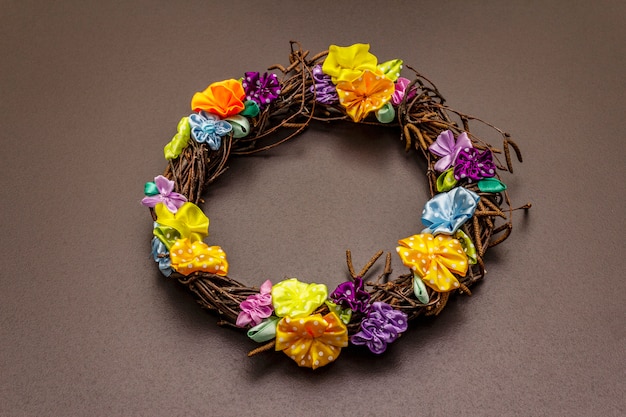 Composizione di primavera di una corona di rami di betulla e artigianato fiori colorati