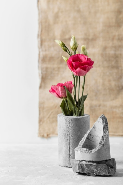 Composizione di rose rosa in vaso