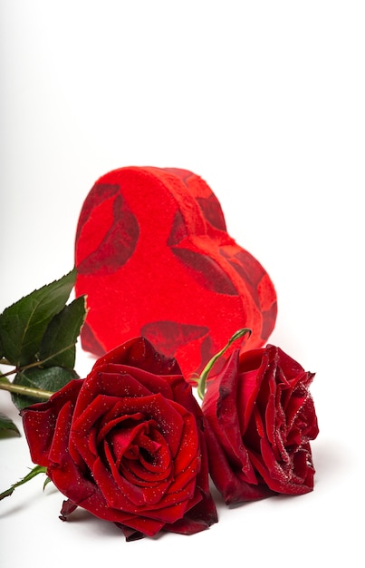 Composizione di rose rosse e scatole regalo