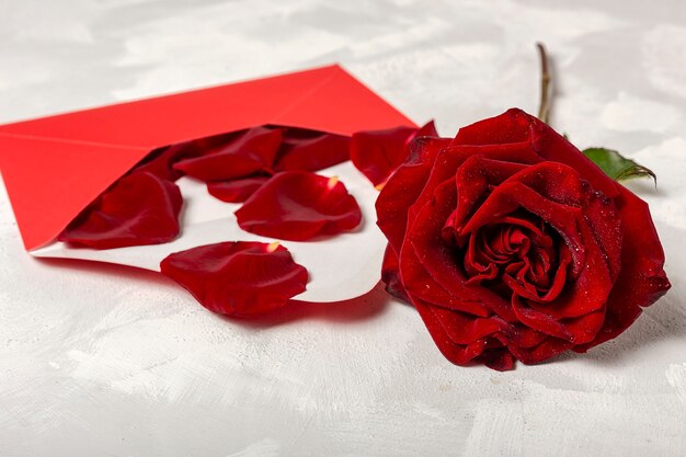 Composizione di rose rosse e scatole regalo