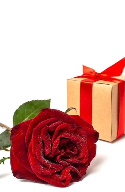 Composizione di rose rosse e scatole regalo