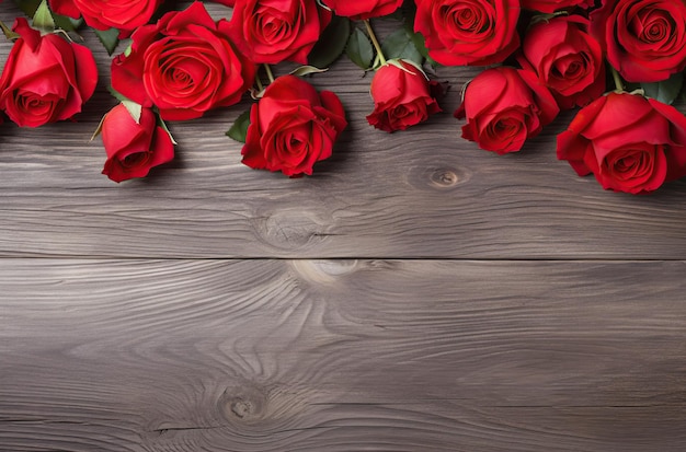 Composizione di rose rosse su tavolo di legno