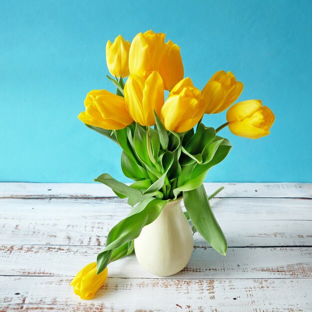 composizione di saluto di San Valentino con bouquet di tulipani gialli in vaso