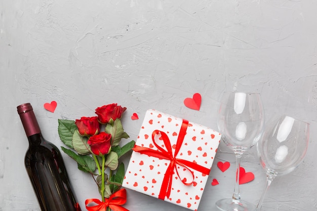 Composizione di San Valentino con fiore di rosa di vino rosso e confezione regalo sul tavolo Vista dall'alto disposizione piatta Concetto di vacanza