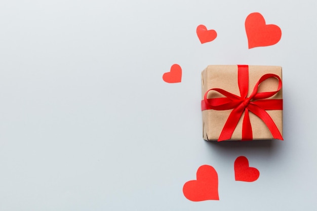 Composizione di San Valentino confezione regalo rossa con fiocco e cuore Regalo di Natale Vista dall'alto Spazio per il testo Biglietto di auguri di vacanza