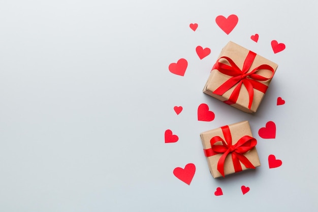 Composizione di San Valentino confezione regalo rossa con fiocco e cuore Regalo di Natale Vista dall'alto Spazio per il testo Biglietto di auguri di vacanza