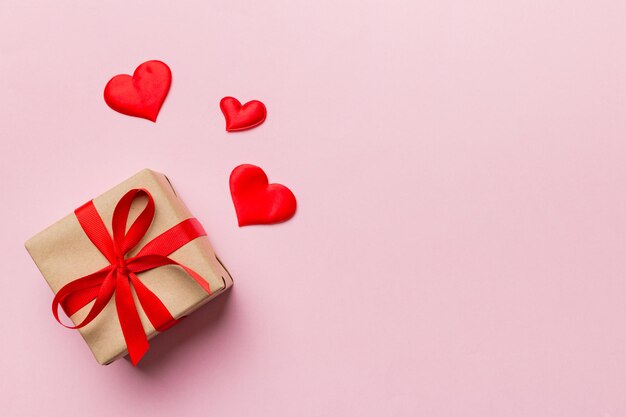 Composizione di San Valentino confezione regalo rossa con fiocco e cuore Regalo di Natale Vista dall'alto Spazio per il testo Biglietto di auguri di vacanza