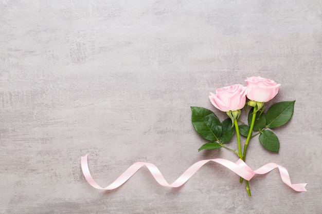 Composizione di San Valentino fiori. Cornice fatta di rosa rosa su sfondo grigio. Appartamento laico, vista dall'alto, copia dello spazio.