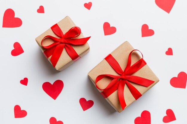 Composizione di San Valentino Scatola regalo rossa sullo sfondo con arco e cuore Regalo di Natale Vista dall'alto Cartella di auguri di Holday