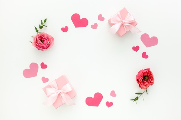 Composizione di San Valentino: scatole regalo rosa con nastro, cuore e rosa