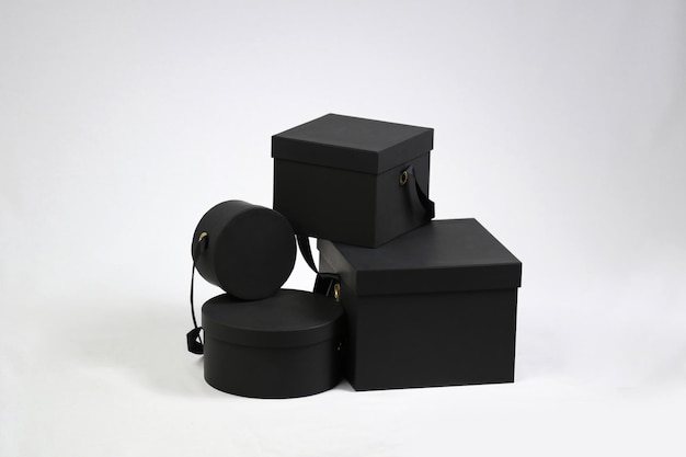 Composizione di scatole da imballaggio in cartone regalo quadrato modello vuoto nero con coperchi chiusi