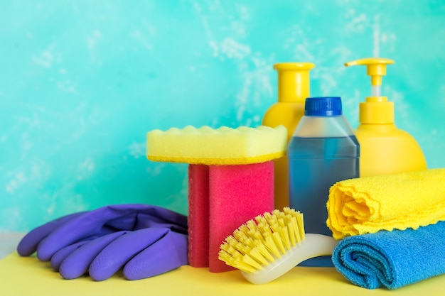 Composizione di strumenti per la pulizia delle case su sfondo bianco. Sporcizia e polvere per i lavori domestici