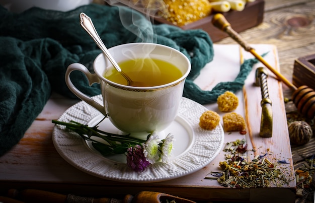 Composizione di tè caldo e spezie aromatiche