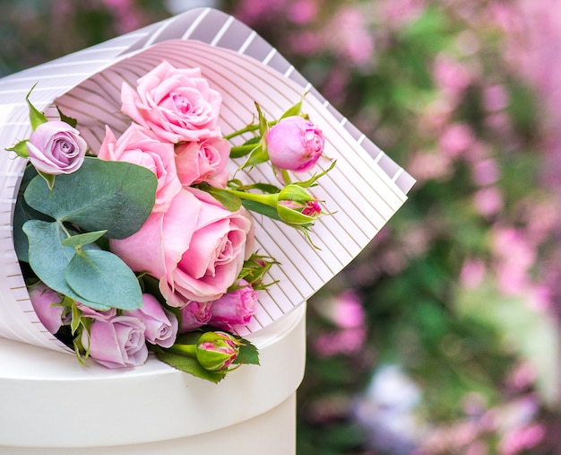 Composizione di un bouquet di rose rosa pallido Sfondo per cartolina su sfondo sfocato con posto per testo Festa della mamma San Valentino