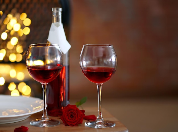 Composizione di una cena romantica con vino