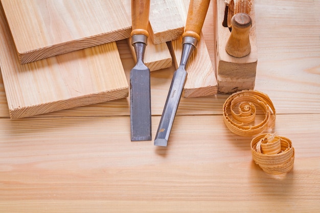 Composizione di utensili per la lavorazione del legno scalpelli da carpenteria e aereo su tavole di legno