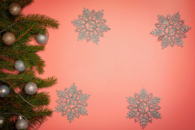 Composizione di vacanze di Natale su sfondo rosa con copia spazio per il testo ..