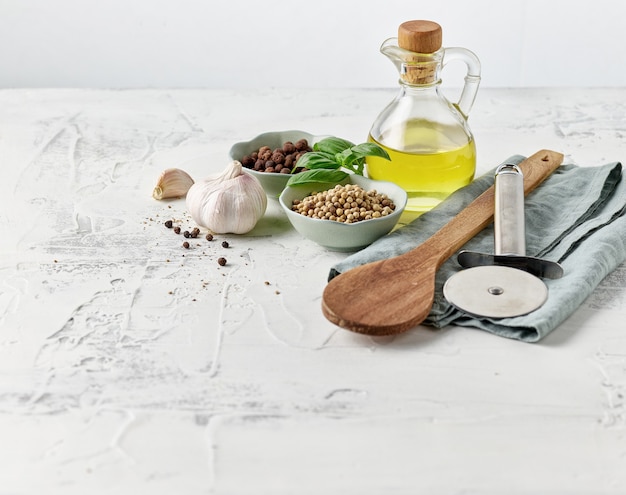 Composizione di vari ingredienti alimentari sul tavolo da cucina bianco