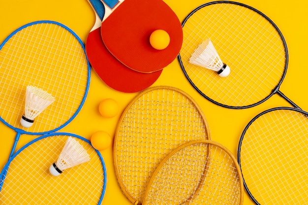 Composizione di varie attrezzature sportive per fitness e giochi