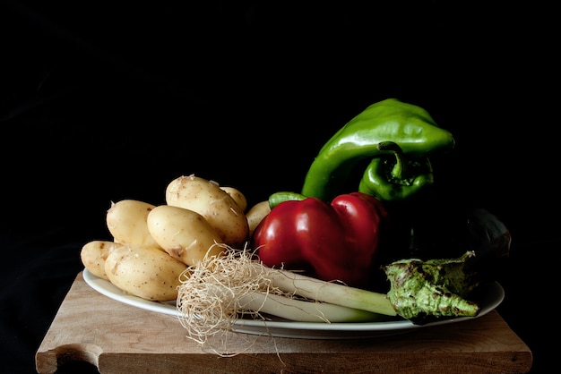 Composizione di verdure sul tavolo di legno