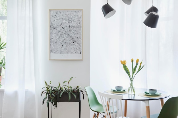 Composizione elegante dell'interno creativo della sala da pranzo in appartamento scandinavo con mock up mappa telaio tavolo sedie mensola piante moquette e accessori pareti bianche e pavimento in parquet xD