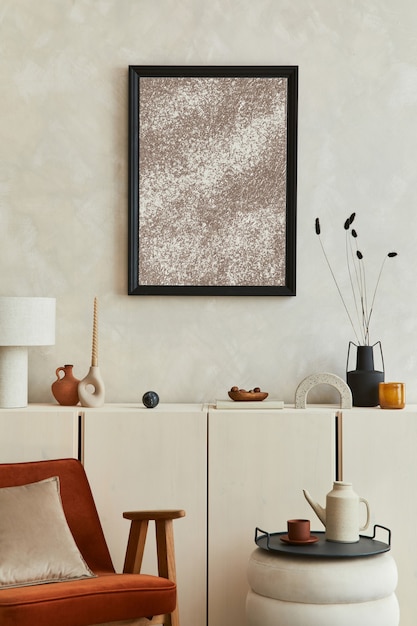 Composizione elegante dell'interno moderno del soggiorno con cornice poster mock up, credenza in legno, poltrona e accessori vintage. Modello.