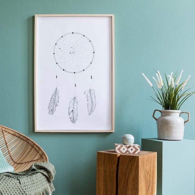 Composizione elegante di interni creativi e accoglienti del soggiorno con tavolino da caffè, poltrona in rattan, piante, moquette e bellissimi accessori boho. Pareti in eucalipto e pavimento in parquet.
