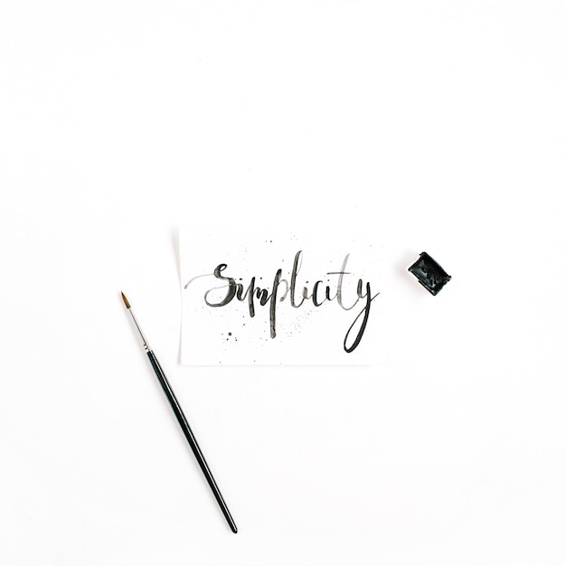 Composizione elegante minimalista con parola semplicità scritta in stile calligrafico con pennello