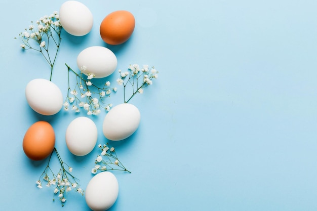 Composizione felice di Pasqua Uova di Pasqua su tavolo colorato con gipsofila Uova colorate naturali sfondo vista superiore con spazio di copia
