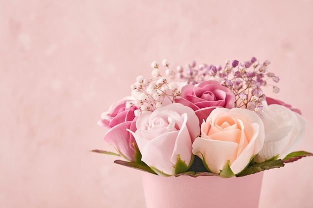 Composizione festiva con bellissimi fiori di rose delicate in scatola rotonda rosa