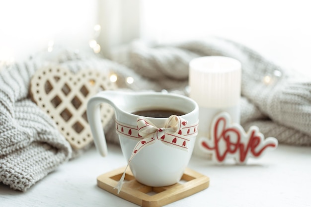 Composizione festiva con una tazza e dettagli decorativi per San Valentino