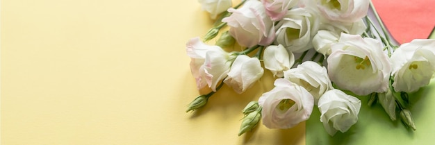 Composizione festiva felice 8 marzo Festa della mamma Festa degli insegnanti San Valentino il giorno del matrimonio Un bouquet di fiori originale fatto di sfondo giallo eustomamon