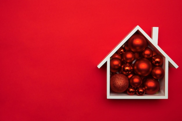 Composizione festiva in Natale con casa e con palline di Natale. Vista dall'alto