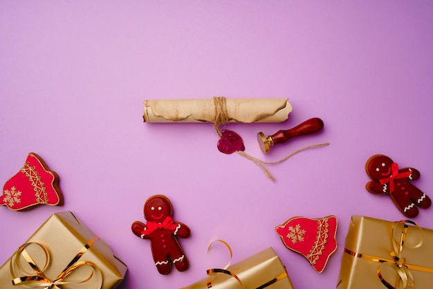 Composizione flatlay con lista di Babbo Natale e scatole regalo incartate