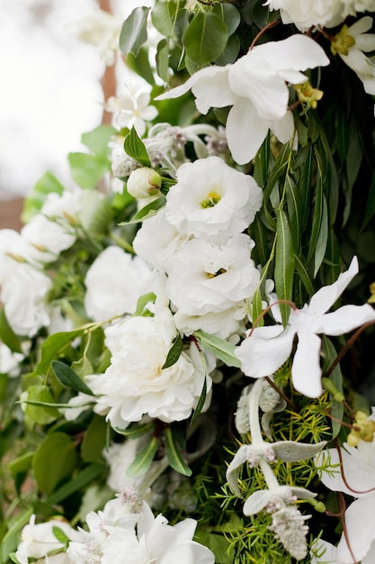 Composizione floreale con fiori bianchi verdi