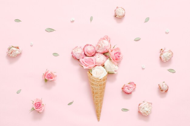 composizione floreale creativa. Rose in coni di zucchero gelato