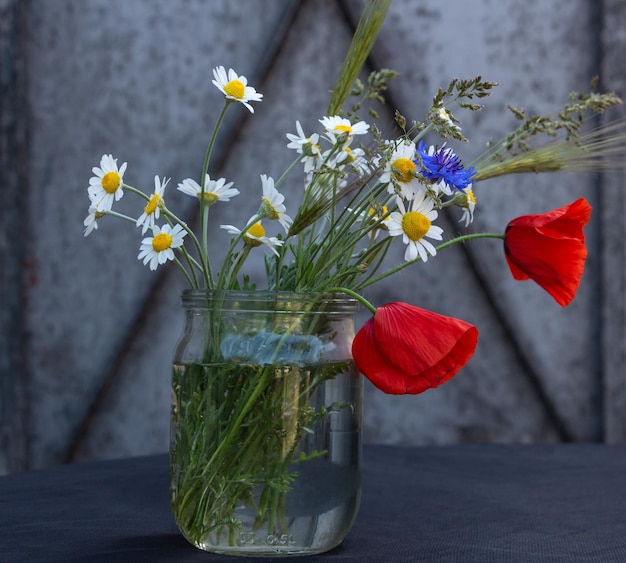 Composizione floreale di papaveri rossi margherite fiordalisi bellissimo bouquet di campo