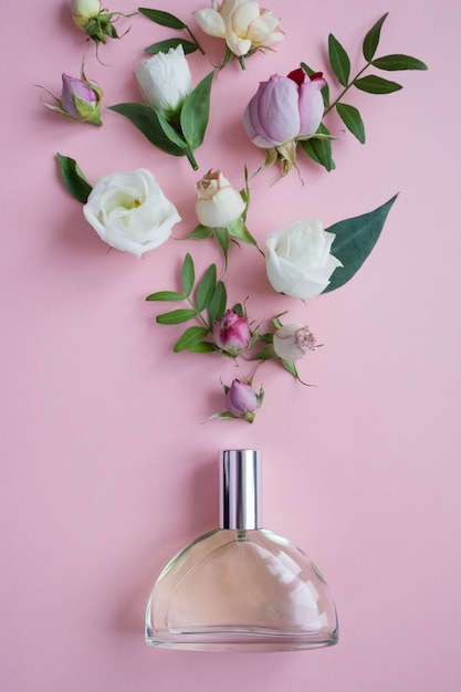 Composizione floreale. Fiori, fragranza, profumo sulla superficie rosa