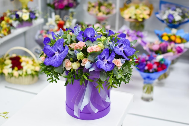composizione floreale floristica sul tavolo Fiori freschi in una scatola