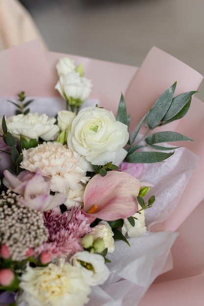 Composizione floreale in scatola rotonda con peonie e rose di ortensie blu