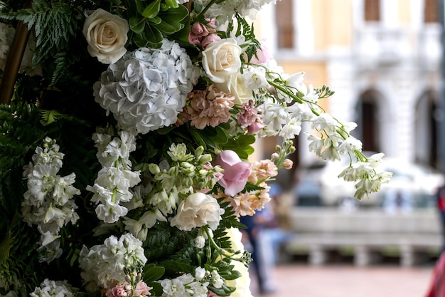 composizione floreale naturale per matrimonio