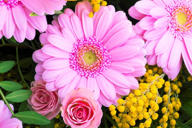 Composizione floreale su un tavolo. Decorazioni per matrimoni. Un bel mazzo di fiori freschi primaverili.