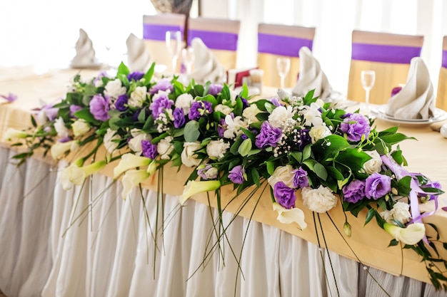 Composizione floreale sul tavolo Fiori viola e bianchi