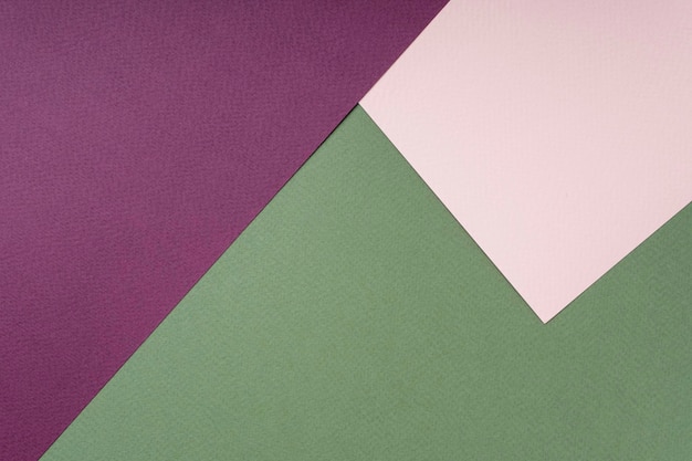 Composizione geometrica di carta testurizzata colorata in verde bordeaux e corallo Sfondo astratto creativo piatto vista dall'alto copia spazio mockup Concetto minimalista alla moda Tendenze cromatiche